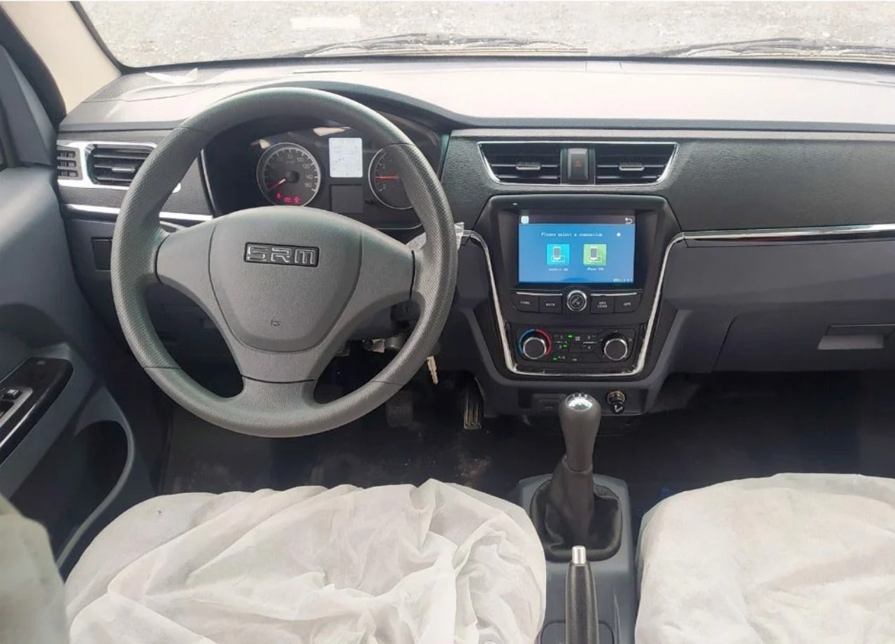 Nội thất xe tải Van SRM X30 V2 rộng rãi, đầy đủ tiện nghi