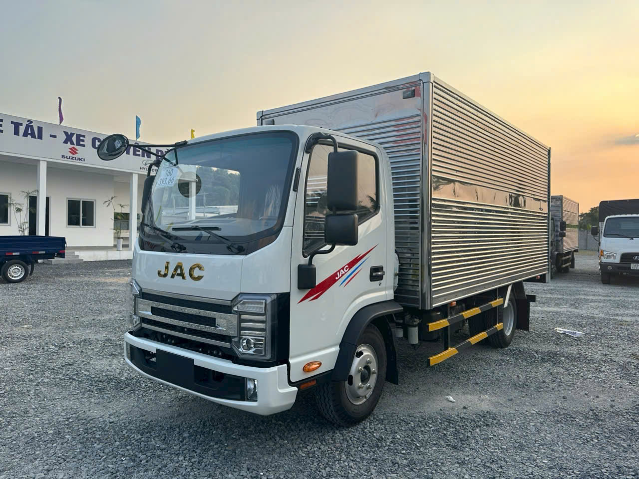 xe tải jac 1t95 thùng kín